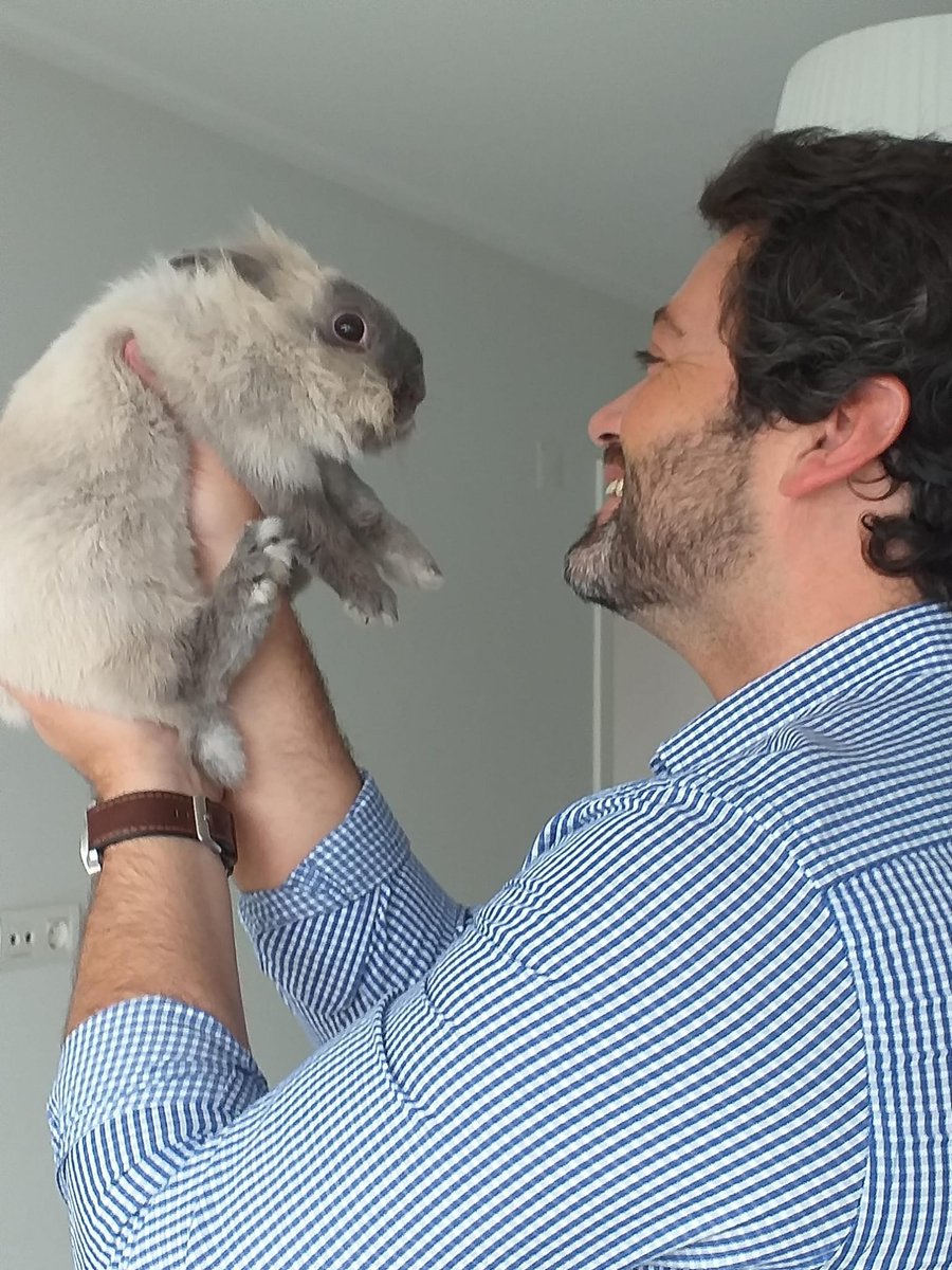 AndreCVentura's tweet photo. A Acácia partiu no fds.Foram muitos anos de noitadas,muitos quilómetros na estrada, campanhas eleitorais e programas televisivos.Ficam tantos momentos tão bons e de tanta felicidade, que me é difícil escrever muito mais!Fica também o coração partido.Obrigado Acácia e até sempre! https://t.co/AsB1eOD4KA