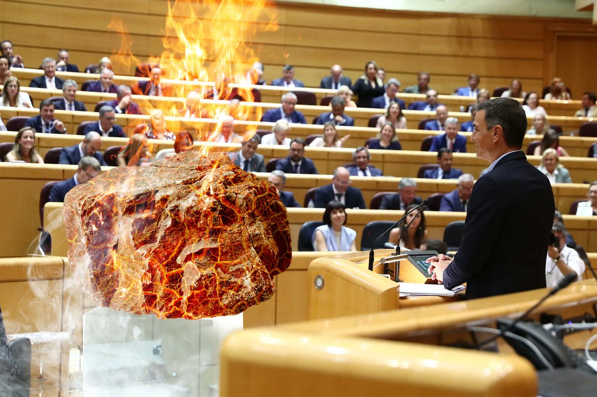elmundotoday's tweet photo. El Gobierno usará un meteorito para eliminar a los dinosaurios que bloquean el Poder Judicial https://t.co/1dPnOjTgFd https://t.co/3qhfAuYJRu