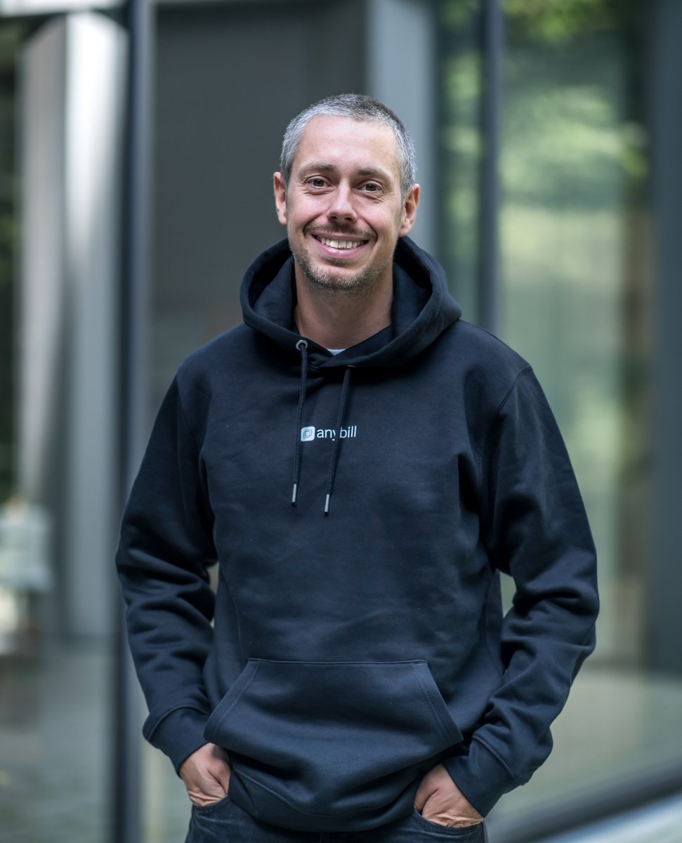 Hi Janis! 👋🏼

Herzlich Willkommen im anybill-Team! 🚀

Janis ist 38 Jahre alt, kommt aus Münster und wohnt aktuell in München. Seit Juli unterstützt er uns in der Rolle als Senior Sales Manager.
