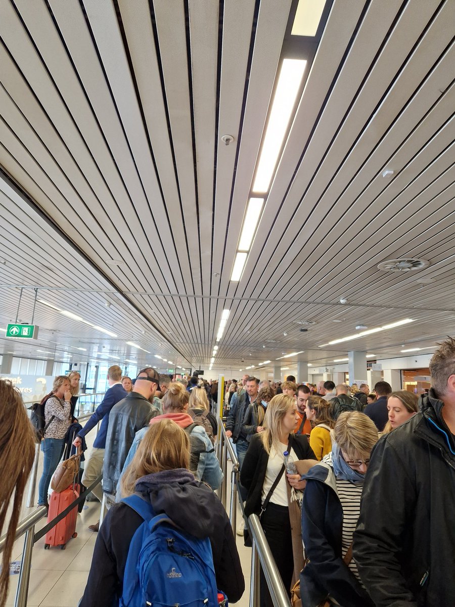 KuesoomNy's tweet photo. After all the bad press and pictures i expected much worse in #schiphol today. Arrived at 12.30 for a flight to the US and made it past immigration and security and to the lounge by 14.00. https://t.co/Vg8veEgEQc