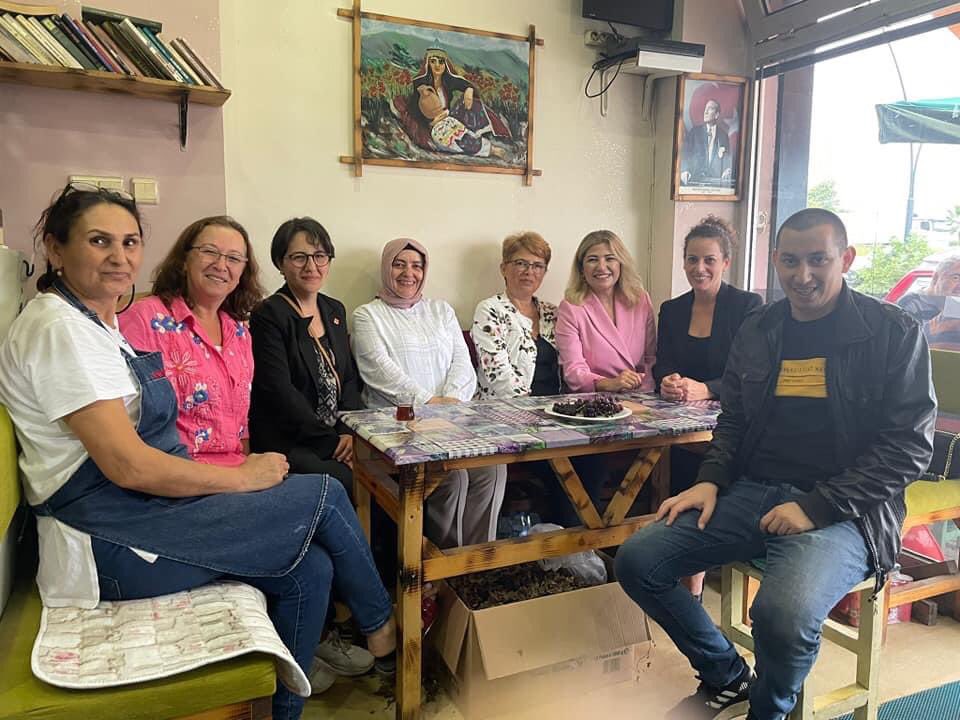Chppgiresunkk's tweet photo. Kadın Kolları İl Başkanı Ayça Kozluca ve yönetimi,partimizin kıymetlisi Nurten Karadenizi iş yerinde ziyaret etti.
Nurten Ablamıza ve Sevgili Emre 'ye güzel ve içten misafirperverliklerinden dolayı çok teşekkürlerini sundu.
#CHPGIRESUNİLKADINKOLLARI https://t.co/TUEwuMv1Ea