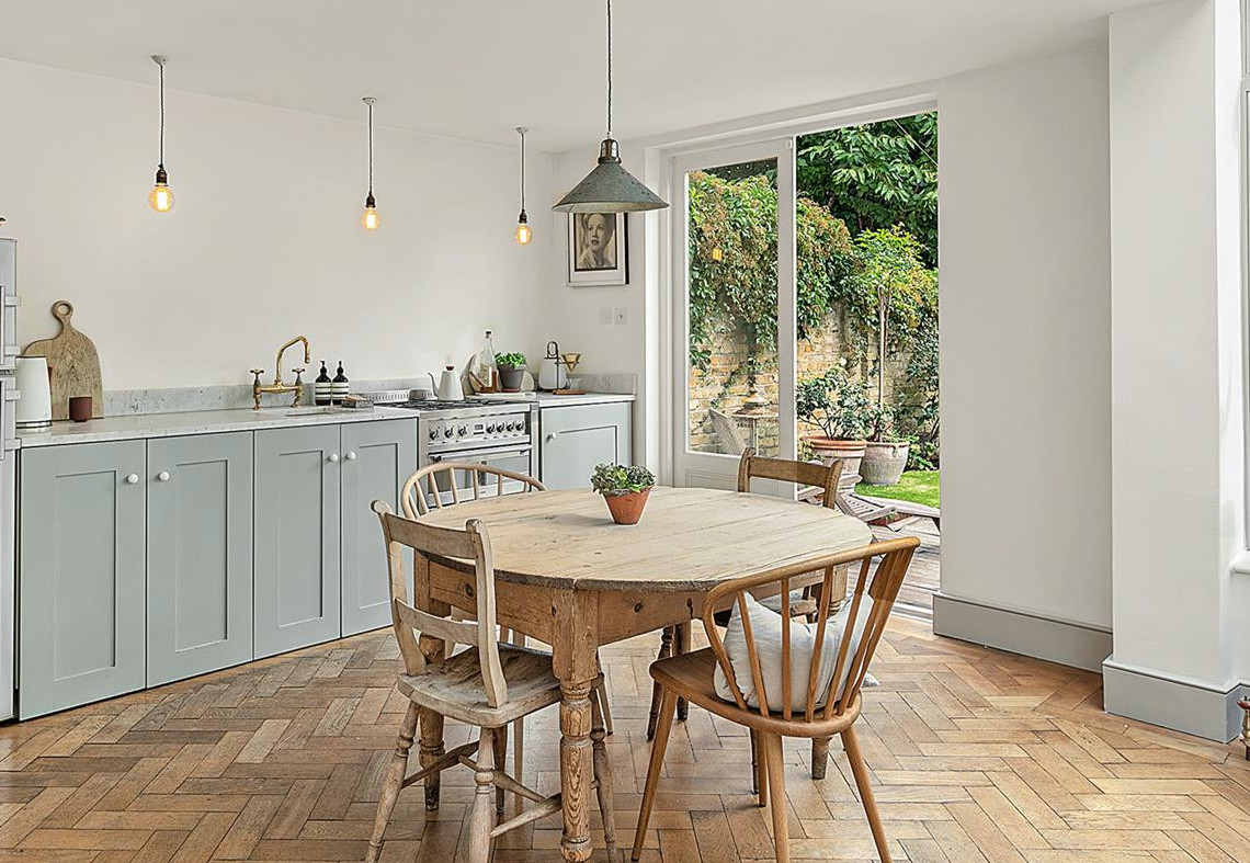 This elegant home for rent, located on a peaceful road in #Brixton, has been lovingly renovated with family living in mind. Thoughtful decor and natural finishes combine to create a warm and relaxed space.

keatingestates.com/lettings/31781…