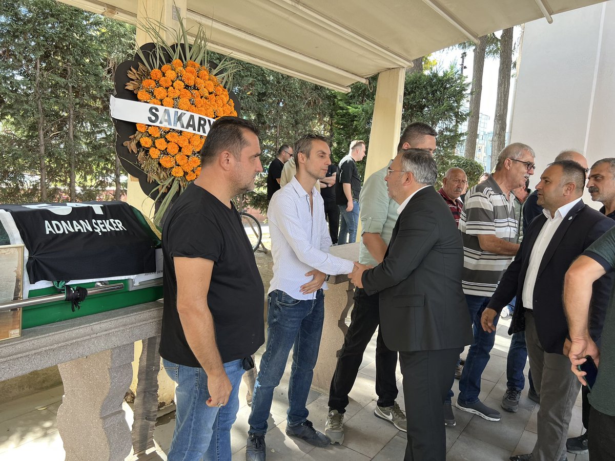 Sakaryaspor’umuzun kurucu üyelerinden,kıymetli abimiz Adnan Şeker’in cenazesine katıldık.Merhum abimize Allah’tan rahmet yakınlarına sabırlar dileriz.
Mekanı cennet olsun inşallah…