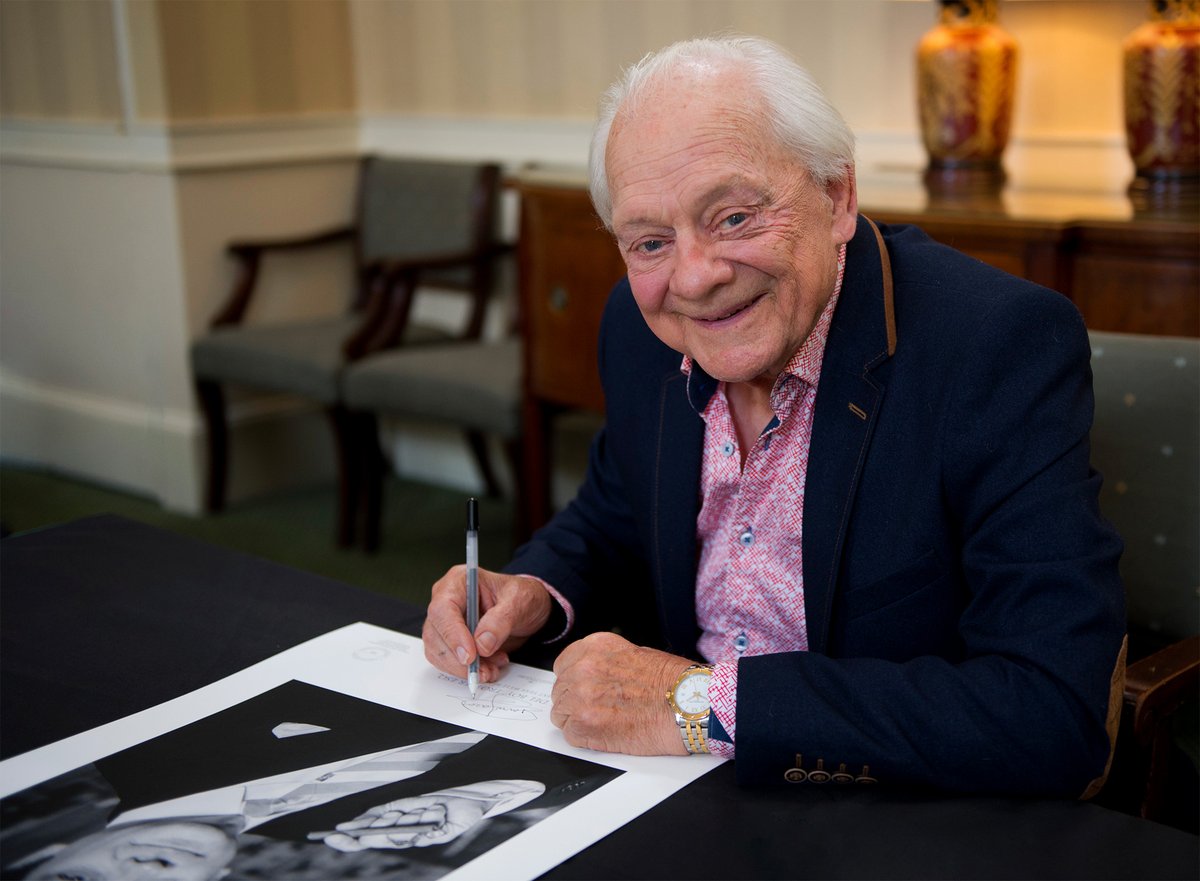 MemorabiliaCo's tweet photo. Sir David Jason signs official Only Fools &amp; Horses #OFAH fine art prints. Worldwide exclusive. Very limited availability. https://t.co/Cc6KIrLotU https://t.co/DiThsidtHF