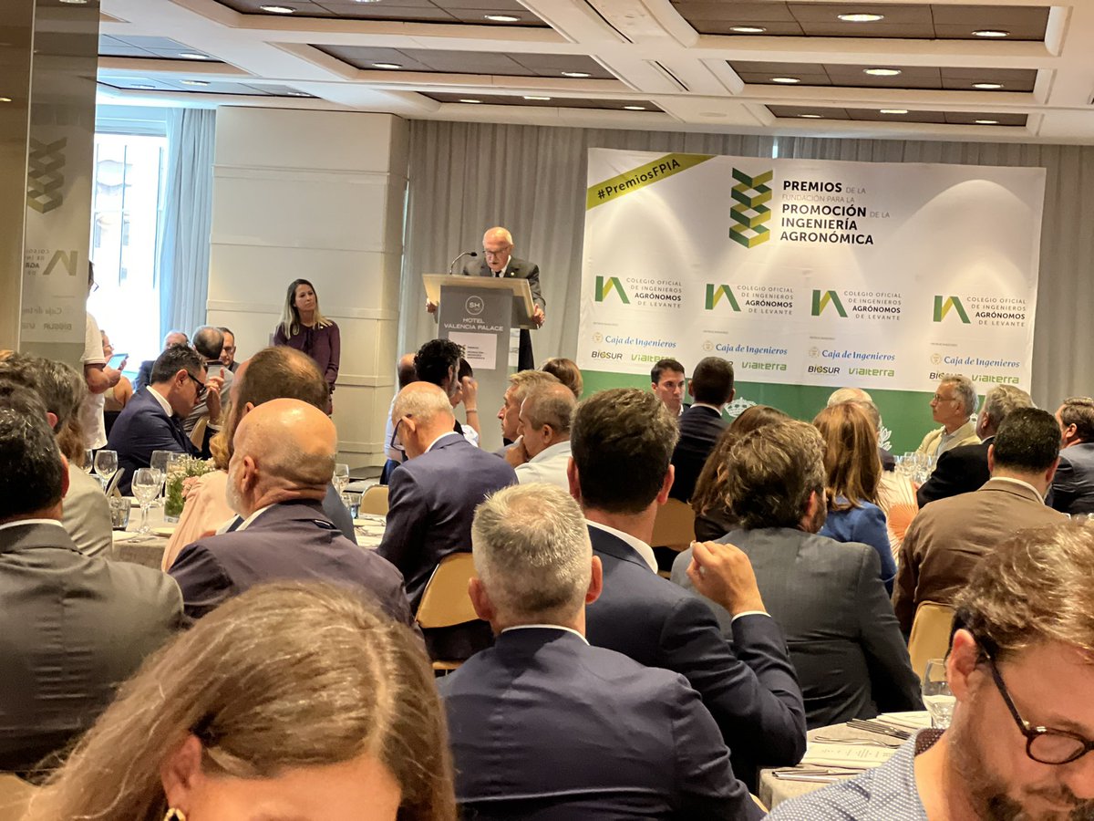 silviasoria's tweet photo. Empezamos el acto #premiosFPIA @COIAL el decano #baldomerosegura nos da la bienvenida celebrando que tras dos años de problemas nos reencontramos #agricultura #ingenieria #ingenieriaagronomica #agronomos @VialterraInfr @biosurPA https://t.co/UmxGCZxw39