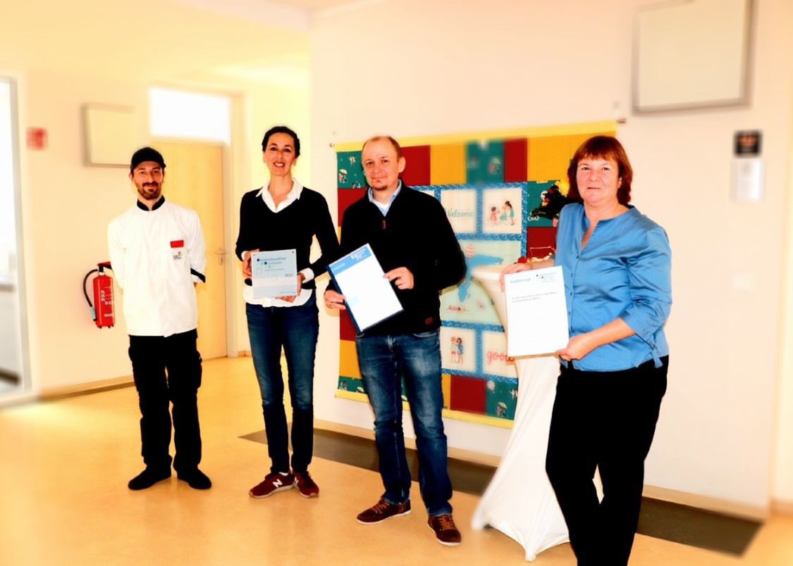 basz_berlin's tweet photo. Auszeichnung der Bertelsmann-Stiftung für die Kindertagesstätten Berlin Süd-West als „Familienfreundlicher #Arbeitgeber“ - Die Verwaltungsratsvorsitzenden, BzStR‘in Böhm und Oliver Schworck, möchten ihrer sozialen Verantwortung noch mehr nachkommen.

ℹ️ https://t.co/Xf5KediDmh https://t.co/8utyVVIMyj