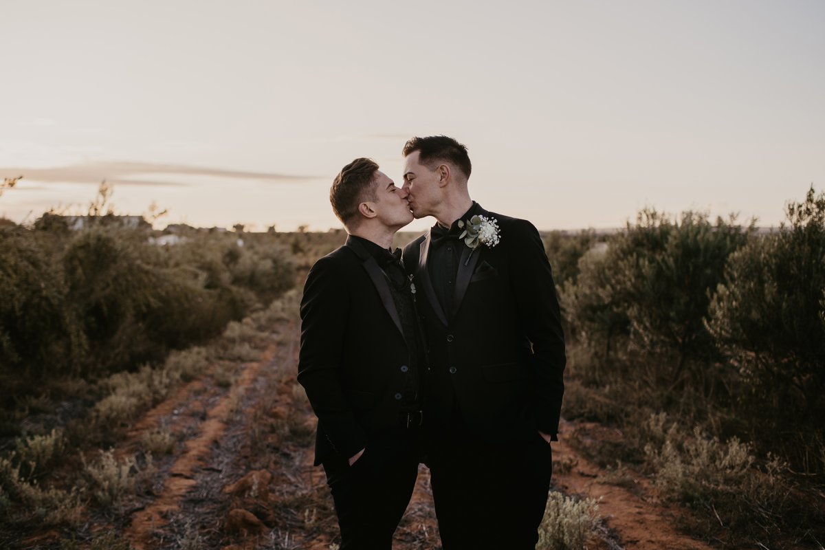 mooitroues's tweet photo. Jacob en Jaycee se plattelandse troue |  Fotograaf: Striped Fox Photography  |  Artikel Krediet op https://t.co/4owc8Z8aNk  #mooitroues #platteandsetroue #regtetroue #realwedding #weddingday #lgbtq+ https://t.co/yeEmmDCWIC