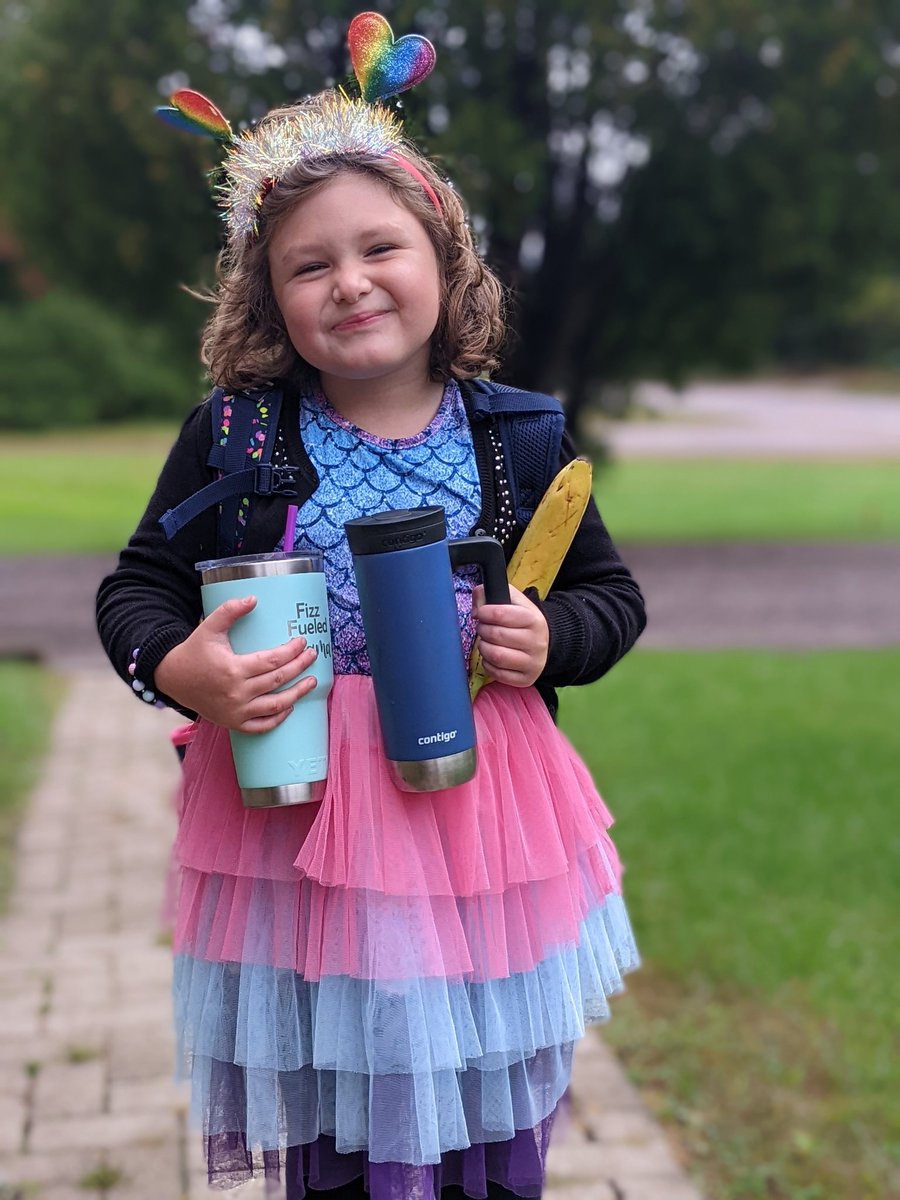 Ready for the day! Are you?! All set? You bet! Fizz ✔️ Tea ✔️ Banana ✔️ but not for me! Headband ✔️ Backpack ✔️ Have a terrific Tuesday!