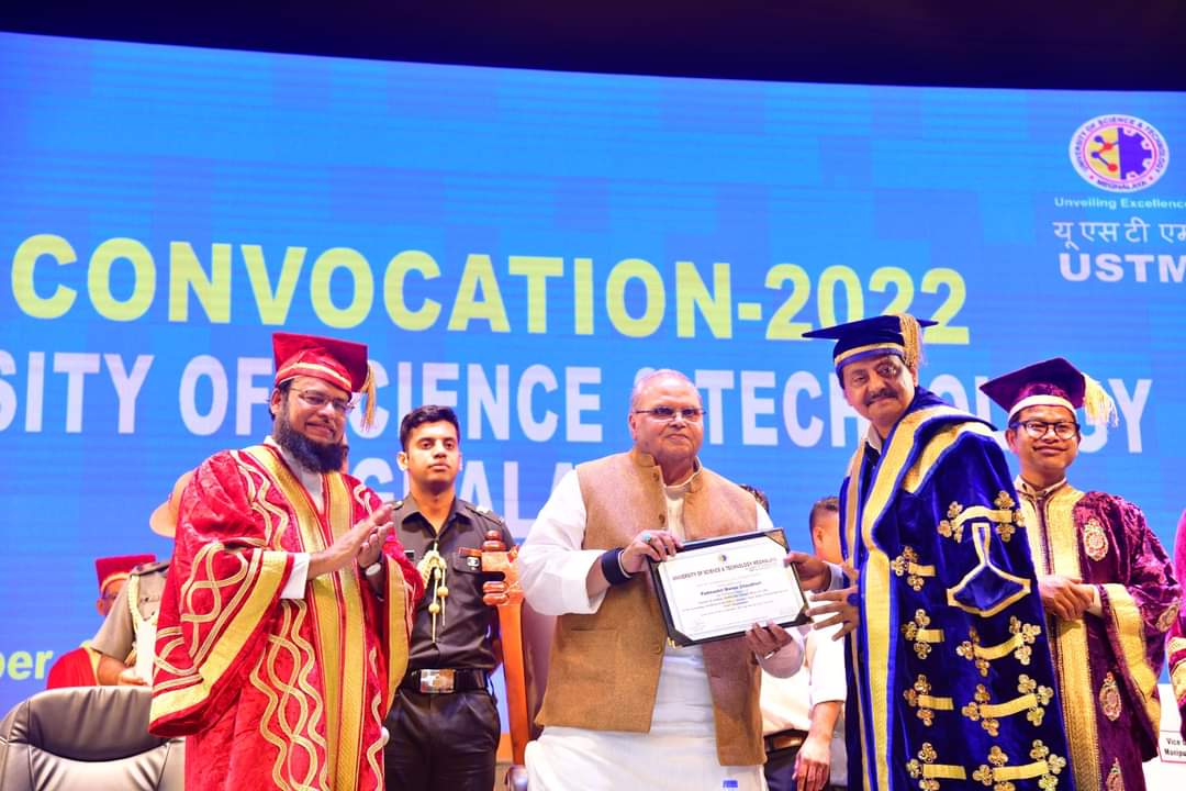 ustm_A's tweet photo. 𝟴𝘁𝗵 𝗖𝗼𝗻𝘃𝗼𝗰𝗮𝘁𝗶𝗼𝗻 𝗼𝗳 𝗨𝗦𝗧𝗠

#PadmaShree Manas Chaudhuri, Former #EducationMinister of @Meghalaya and the Managing Director of @ShillongTimes receiving the Honorary Degree of Doctor of Letters, HONORIS CAUSA (Hon D.Litt.)
#8thConvocation #USTM https://t.co/BITEvETL1G