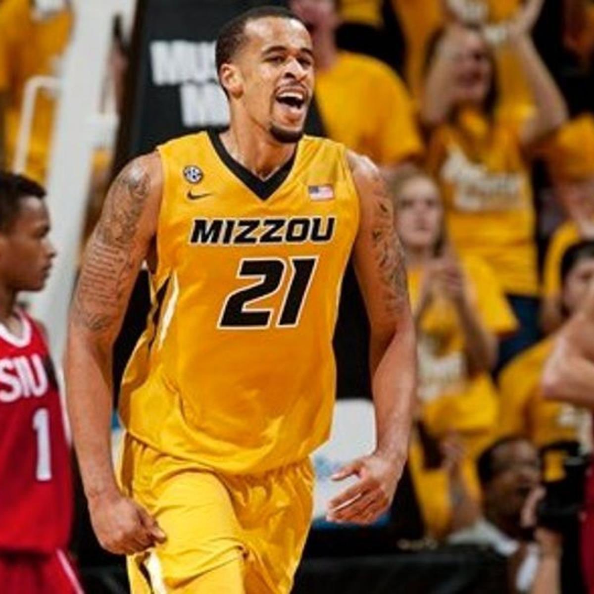 northlandscott's tweet photo. At today’s @kctigerclub meeting former @MizzouHoops star Laurence Bowers @LBowers_21 with the #Mizzou NIL division will educate all on the ever changing landscape &amp; share some stories
Noon @bestburgerkc
To join or bid on auction items click here;

https://t.co/b2nKOSsMVB https://t.co/FS0sw8Eyr2