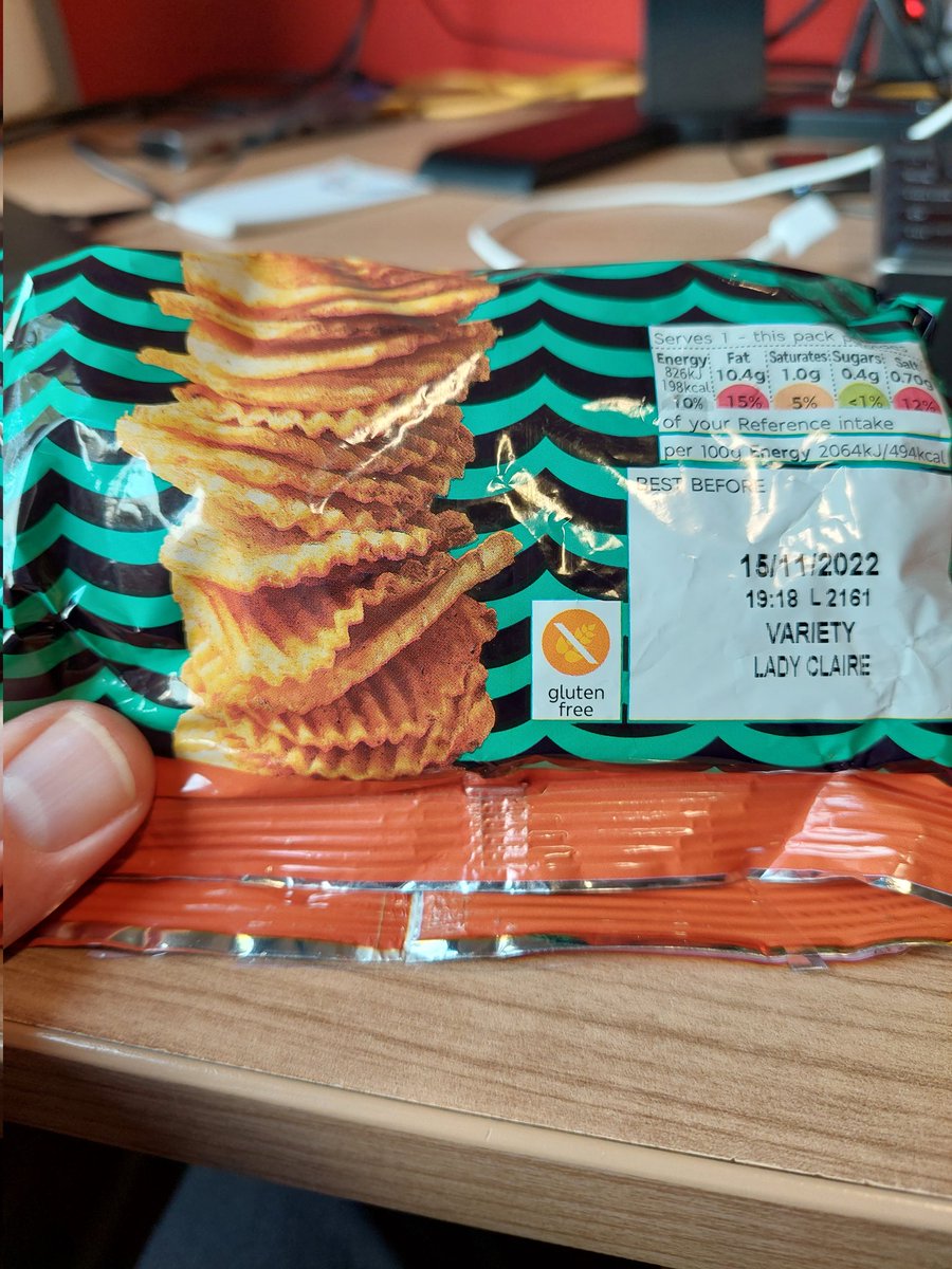 NeilG774's tweet photo. @marksandspencer opened this bag of crisps and over half was air! Hardly any crisps at all 😲#bagofair https://t.co/J8hRYZG20c