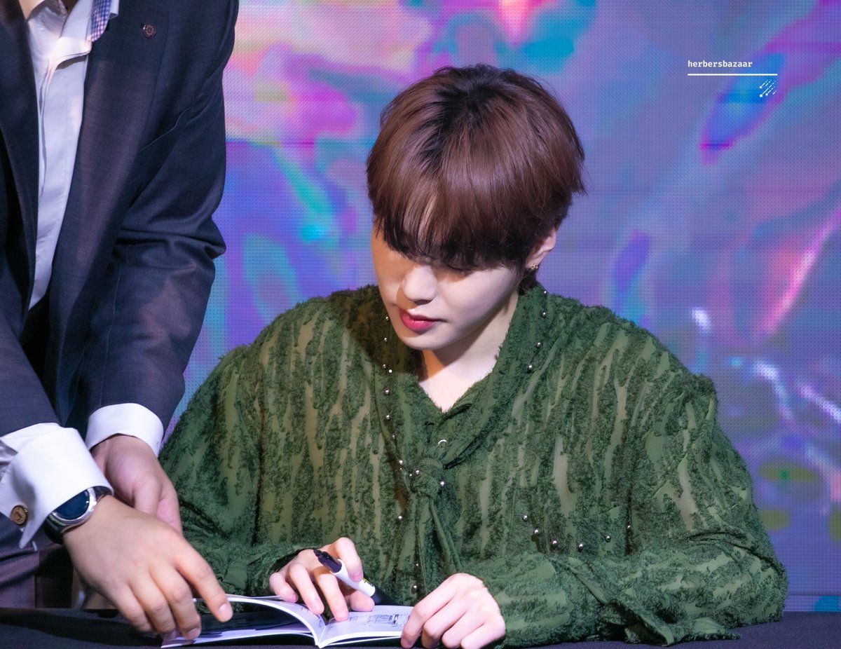 220916 하성운 케이타운포유 팬사인회
디어아저씨 손이랑 크기차이때문에 미쳐가고 있음
이 사진 파일명 애기소온.jpg
#하성운 #hasungwoong @bpm_hsw <a href="/gooreumseng/">하성운</a>