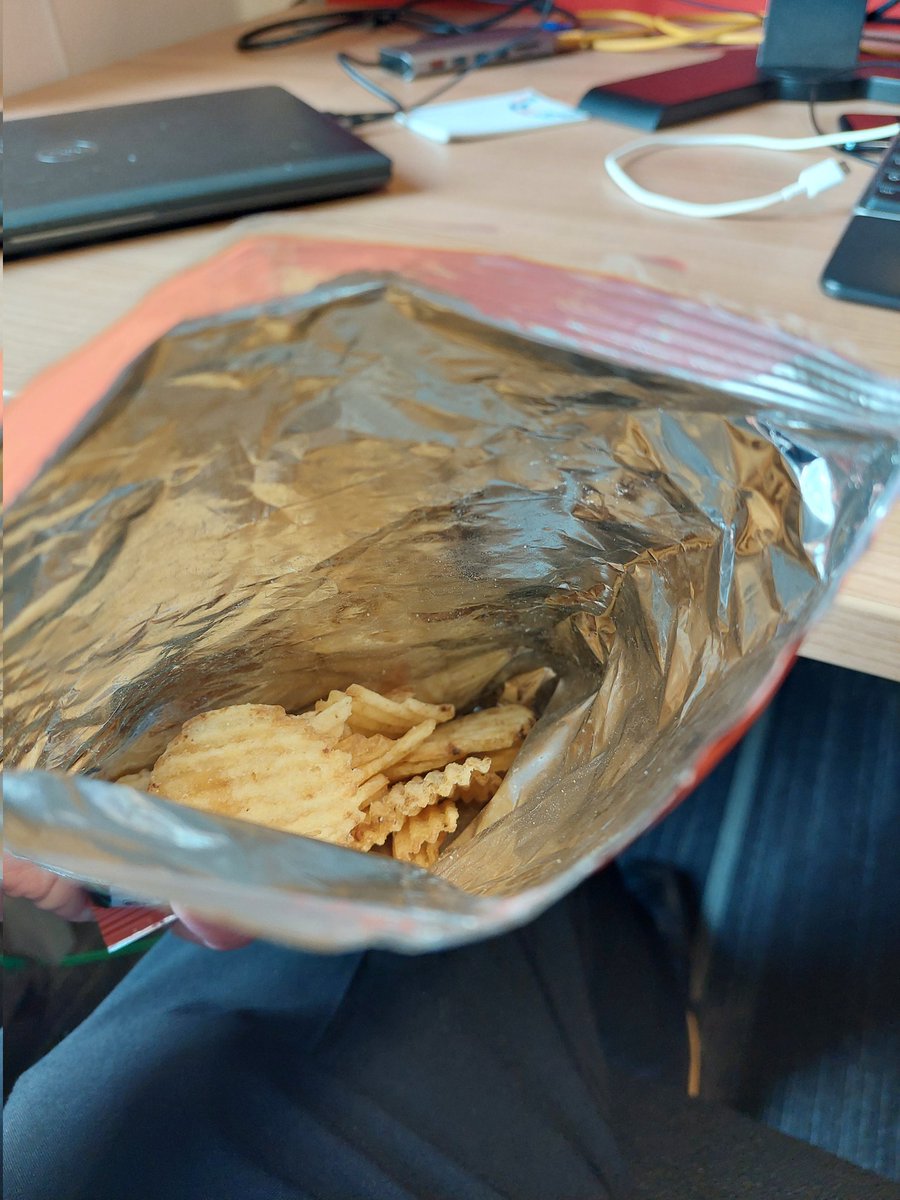 NeilG774's tweet photo. @marksandspencer opened this bag of crisps and over half was air! Hardly any crisps at all 😲#bagofair https://t.co/J8hRYZG20c