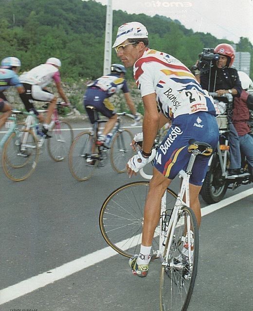 Ha pasado tiempo desde esta imagen, pero fue tal día como hoy, un 20 de septiembre. 
Indurain echando pie a tierra en la Vuelta y del ciclismo. 
Qué poco sabemos de lo que pasó esos días... 

joanseguidor.com/vuelta-1996-mi…
