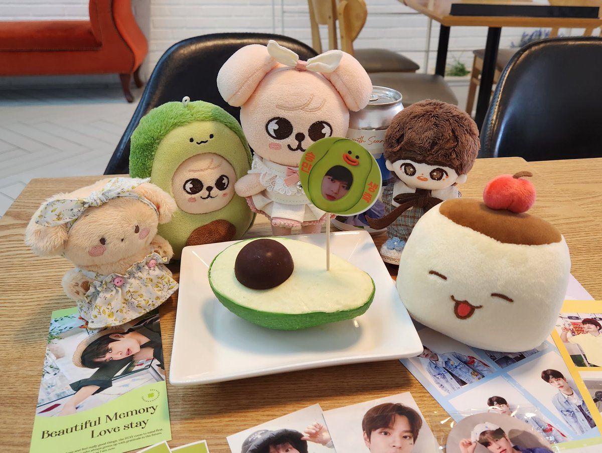 1OO32OO922's tweet photo. 땨떤 강아지로 가득했던 카페!!!
좋아하는 사진들도 많아서 아름땨웠땨...
아보카도 케익 너무 귀엽고 짱🤍
#승민이와_함께_아름다운_추억
#Beautiful_Memory https://t.co/uDW5mI0yiH