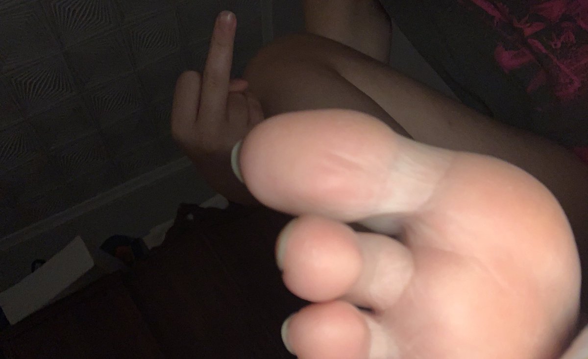 lorenaaaalopez's tweet photo. Mis pies son preciosos y muy pocos tienen el privilegio de chuparlos y tocarlos.. quieres ser tu él siguente? https://t.co/SduEZYcdqO