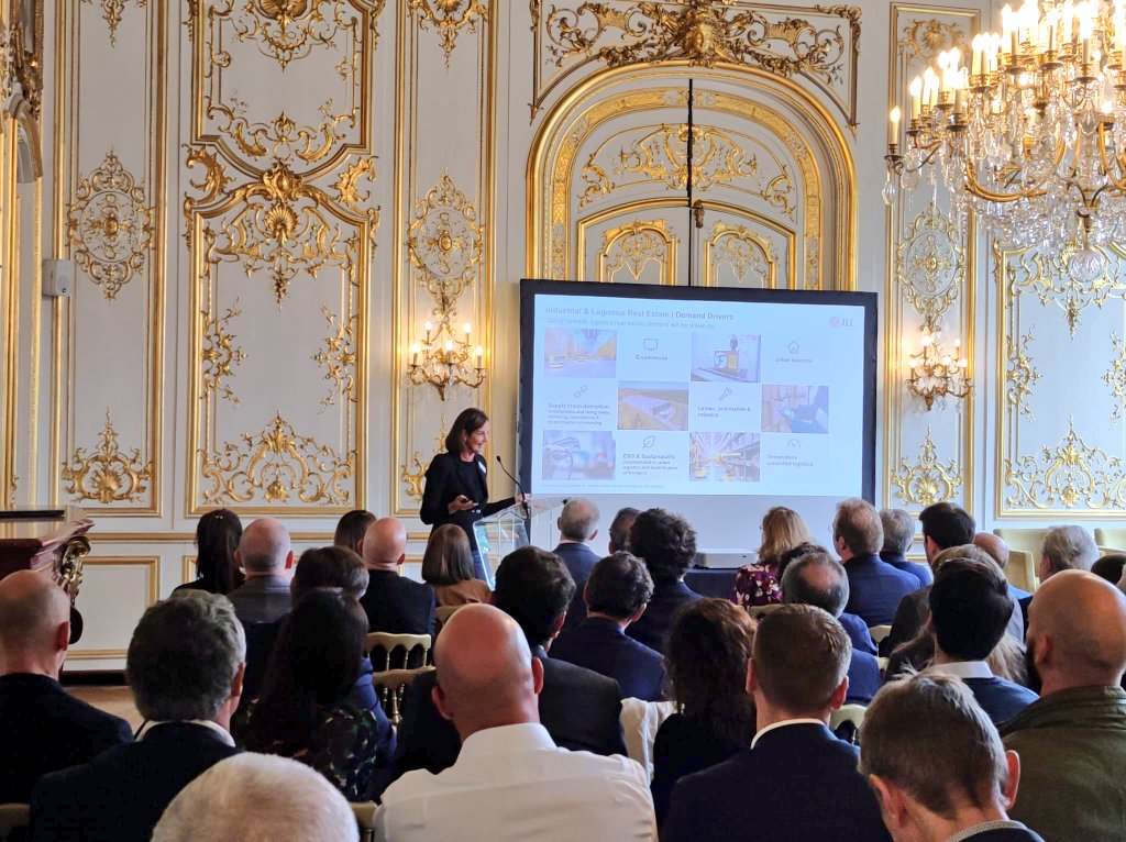 ClubFrance_Immo's tweet photo. #LOGIDAY - Introduction par Lisa Graham, Head of Research EMEA Logistics & Industrial, @JLL
"Quid du marché de l’immobilier logistique en France ? Quelles spécificités par rapport aux autres pays européens ?"
#logistics #logistique #pointmarché https://t.co/KacRUiMzZ6