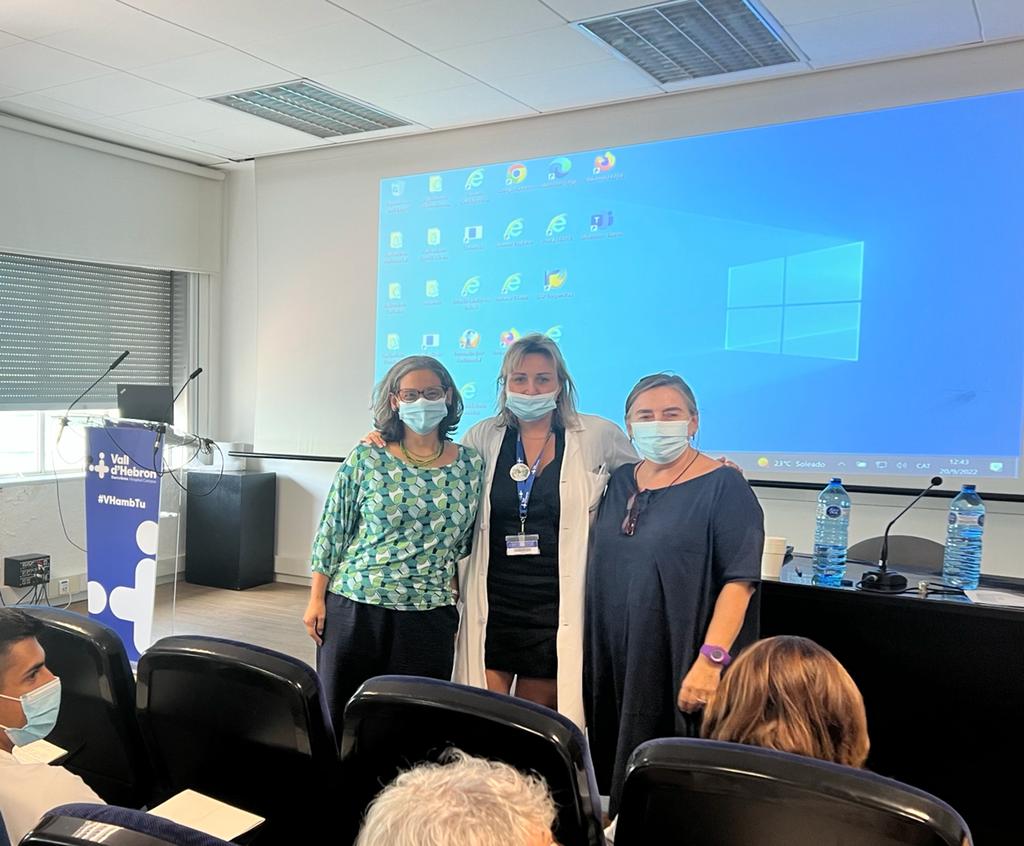 Avui, a la sessió clínica de @TSSanitariVH han assistit Adela Buixadós i Tereza Leal en representació al Pràcticum del Grau de Treball Social <a href="/UniBarcelona/">Universitat de Barcelona</a> amb l'objectiu de compartir coneixements i teixir sinèrgies entre institucions. <a href="/EuniceBlaVa/">Eunice BlancoVázquez</a> <a href="/mariagarrsa/">Maria Garriga 🧏🏻‍♀️💪🏥🤝</a> <a href="/Elenasc20/">Elena Sanchez</a>