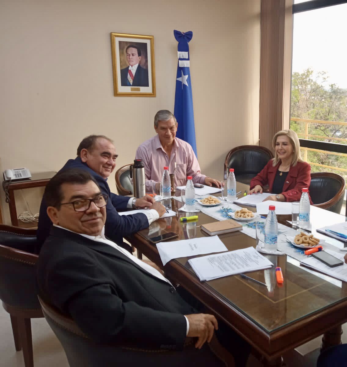 bancada_c's tweet photo. 👥🔵 La Bancada “C” del Partido Liberal Radical Auténtico (PLRA), encabezada por el Líder de Bancada, senador @PakoLedesma, se encuentra reunida, a fin de dar análisis al orden del día de la sesión ordinaria de este jueves 22 de septiembre. https://t.co/lR30y5Xymm