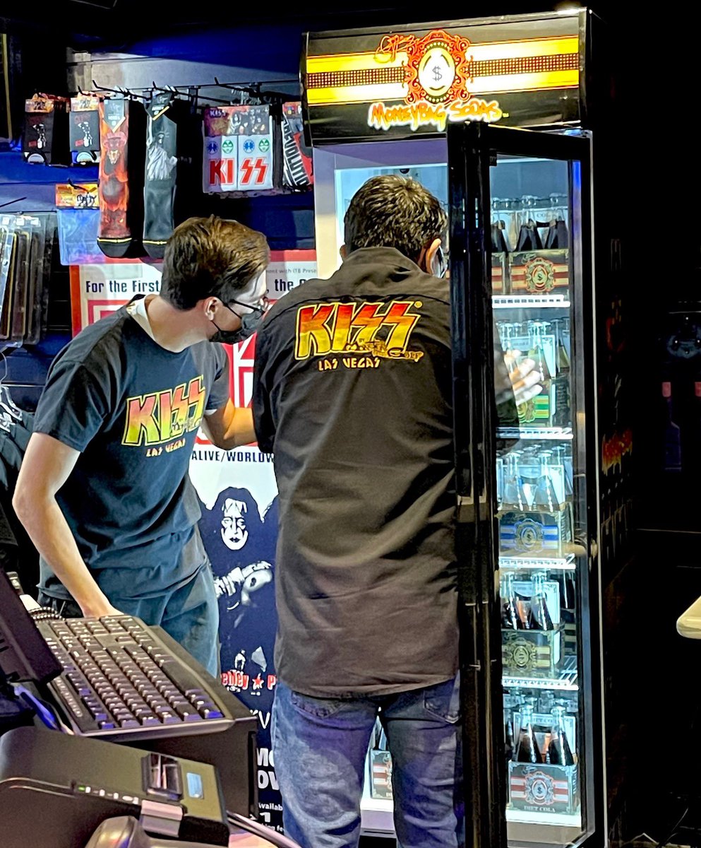 moneybagsodas's tweet photo. Hey Vegas, thirsty?!?! Stop by @KISSWorldLV at the Rio. Play a round of mini golf, browse the KISS Museum and grab an ice cold Gene Simmons MoneyBag Soda๐ค๐ฐ๐ค #genesimmons #monsterminigolf #lasvegas #vegas #moneybag #rio #moneybagsodas #kiss #kissworld https://t.co/b9SOtiSzWh