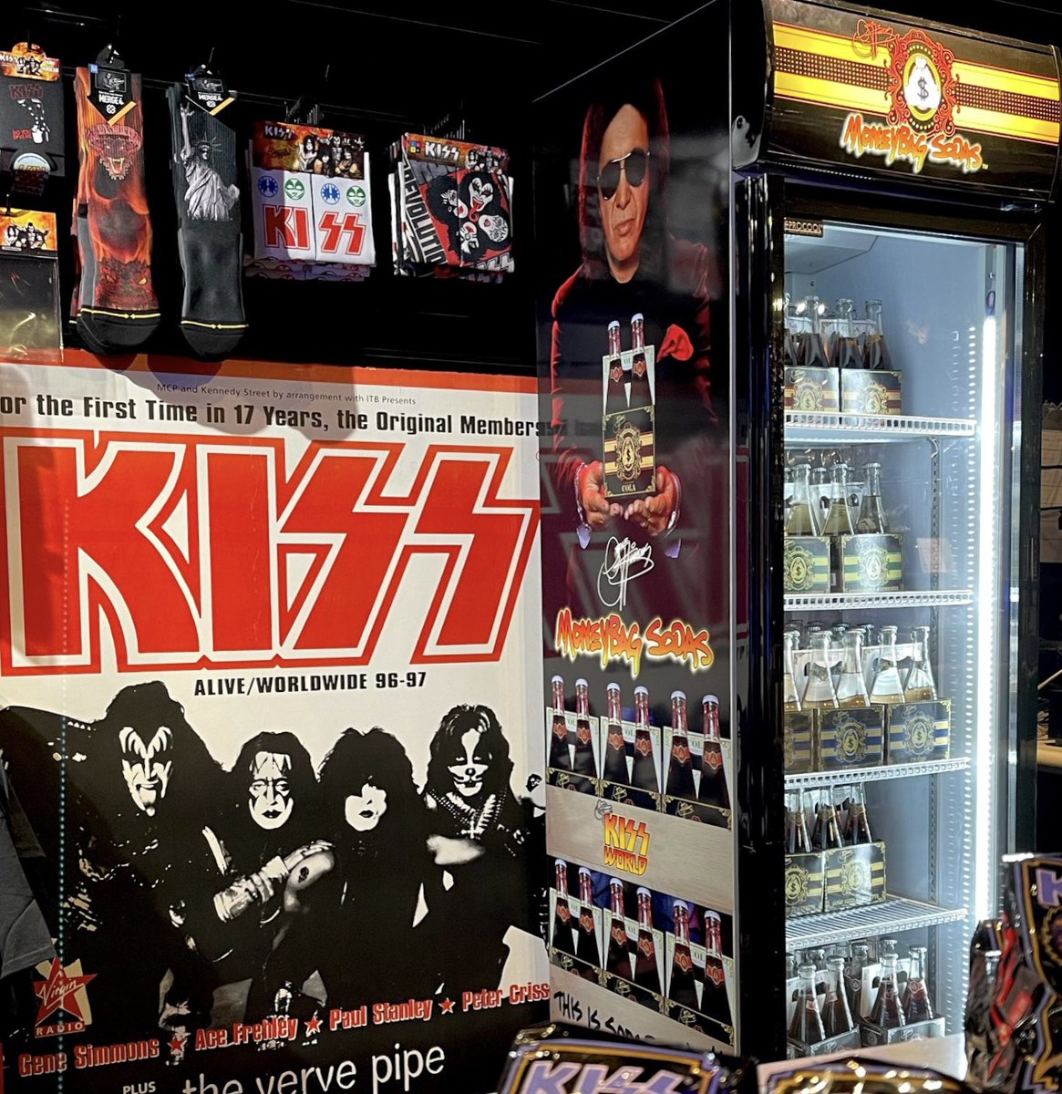 moneybagsodas's tweet photo. Hey Vegas, thirsty?!?! Stop by @KISSWorldLV at the Rio. Play a round of mini golf, browse the KISS Museum and grab an ice cold Gene Simmons MoneyBag Soda๐ค๐ฐ๐ค #genesimmons #monsterminigolf #lasvegas #vegas #moneybag #rio #moneybagsodas #kiss #kissworld https://t.co/b9SOtiSzWh