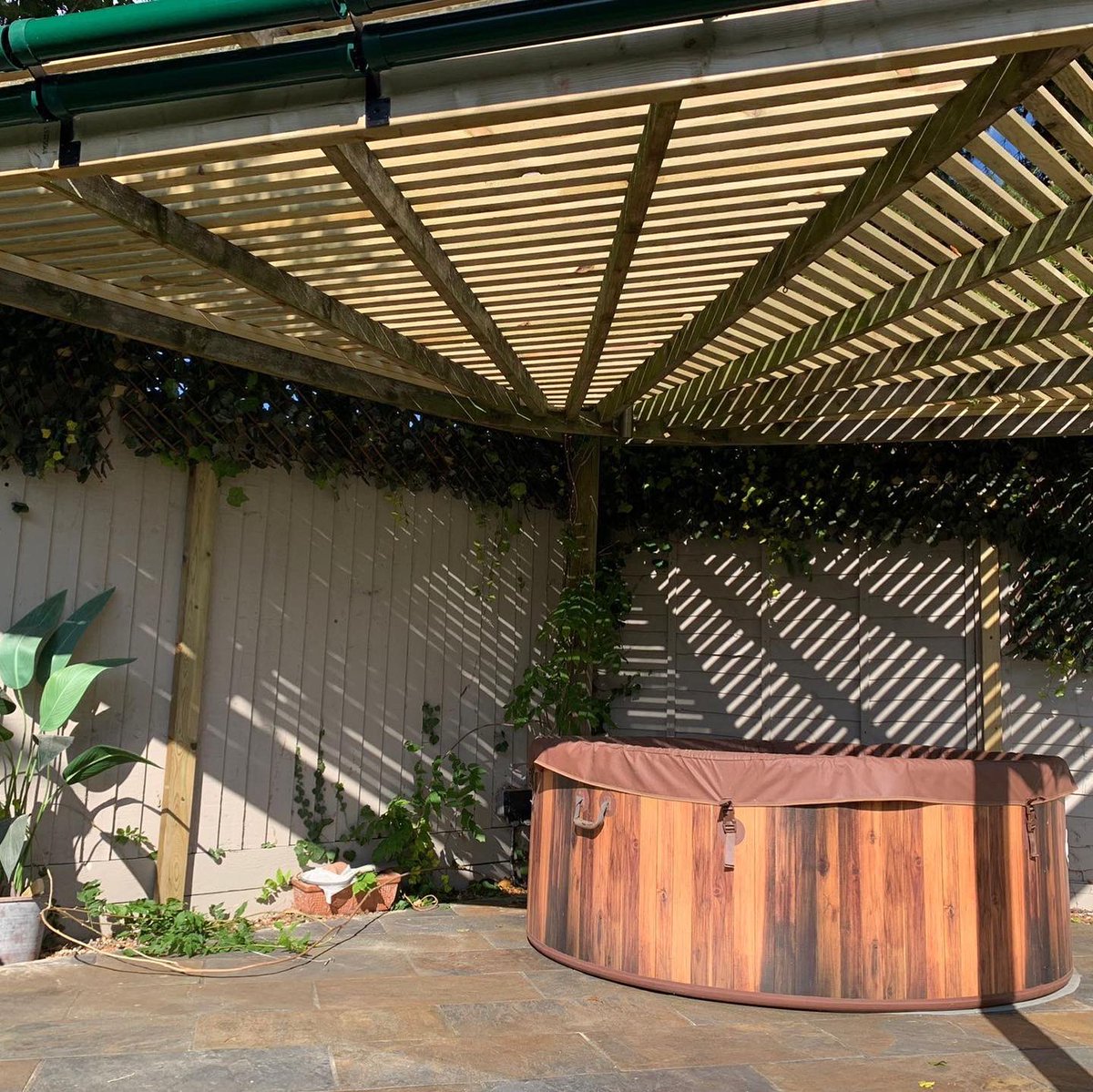 katzecure's tweet photo. Green aluminium poles ✅ 
Shed protection ✅ 
Tree protection ✅ 
Pergola protection ✅ 
 
#Cats #Katzecure #catstagram #catsofinstagram #catcontent #rollercat #UKcats #catfence #pussycat #safecat #cat #catlove #catio #ilovecats #catgarden #meow #kitten #securecats #ilovecats https://t.co/0sNgxm1CDN