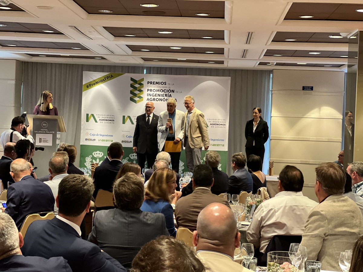 silviasoria's tweet photo. Sebastián Subirats... premio a toda una vida! #premiosFPIA Una trayectoria apabullante... "vuestra amistad ha dado sentido a mi existencia" @COIAL @VialterraInfr @biosurPA #premios #agricultura #ingeneria #ingenieriaagronomica https://t.co/0qIWmfq0t4