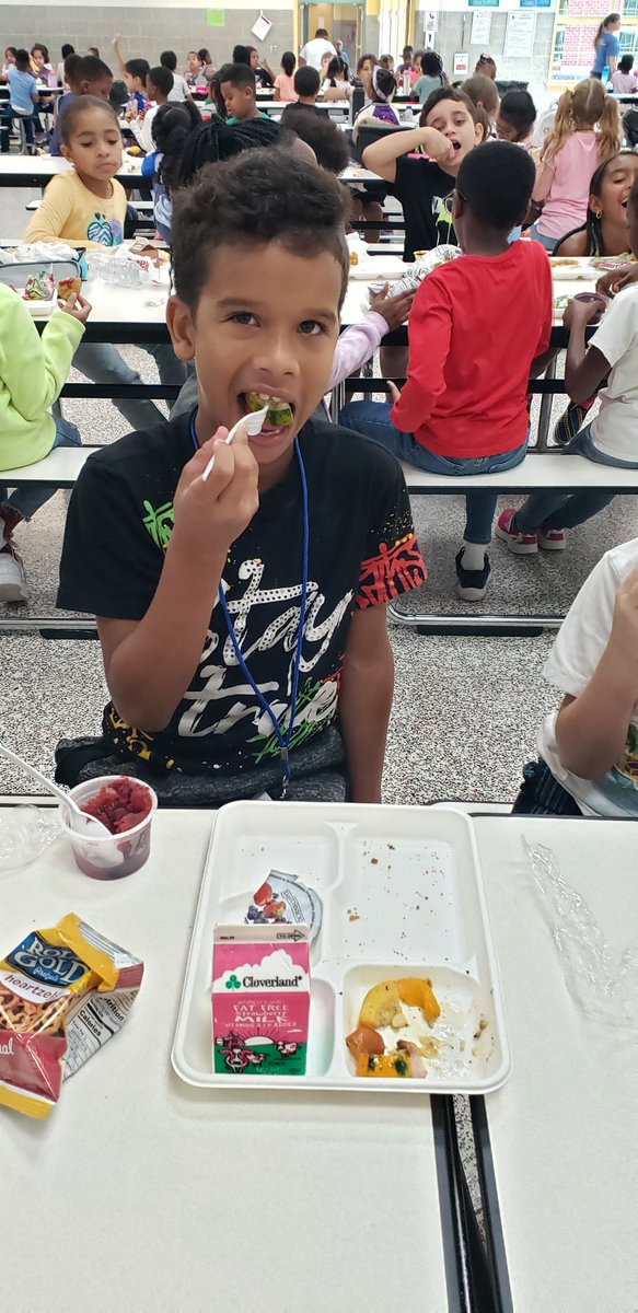 CafeCSD's tweet photo. Wilbur café rocked Penn Farm veggies yesterday!  
Beautiful, nutritious, delicious and could not be fresher!   Seasoned with herbs and oven roasted, your kiddos ate them up!
WE LOVE feeding our students!  Encourage your scholars to eat breakfast and lunch at school everyday! https://t.co/u40S9DWhwW