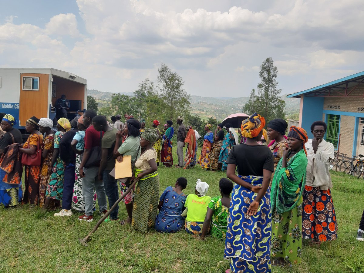 intoretuyisenge's tweet photo. @RIB_Rw uri Imparirwakurusha! Hari n'abaturage bavuye guhiga bahita baza kubaza ibibazo byabo kd bahawe ibisubizo ibindi bihabwa umurongo. #Muyira @NyanzaDistrict @JRuhunga @KalihangaboIsa @Murangira_BT @ModesteMbabazi @MayorNyanza @DrKarangwa https://t.co/iJGsR3UeX2