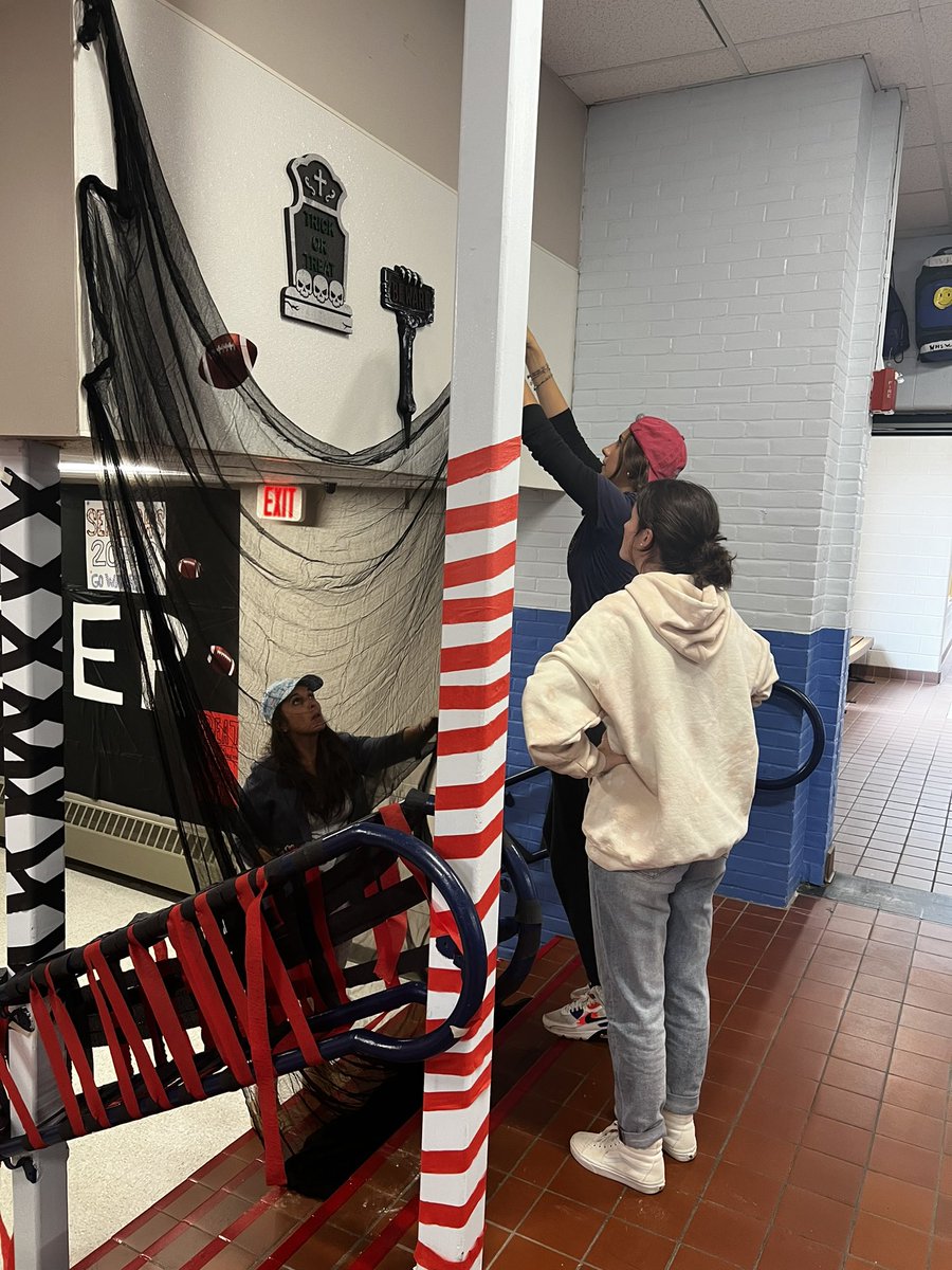 Winnacunnet's tweet photo. Classes are decorating the hallways this week! Who will have the most spirited hallway? #exeterweek https://t.co/tE8PWo01KP