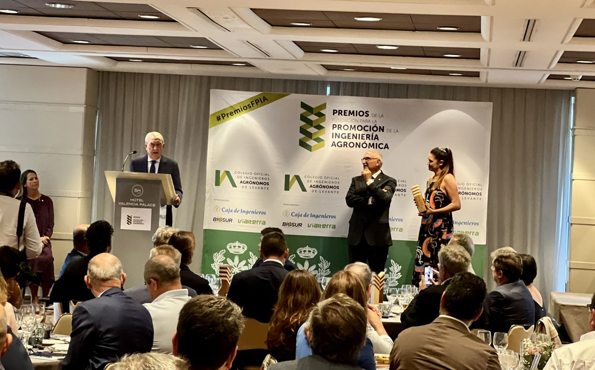 silviasoria's tweet photo. Federico Felix despierta una ovación reclamando el corredor mediterráneo con su vehemencia y pasión @COIAL @VialterraInfr @biosurPA #premiosFPIA #ingenieria #ingenieriaagronomica y ahora escuchamos a la consellera @MireiaMolla como cierre del acto https://t.co/BH0NRUoqI8
