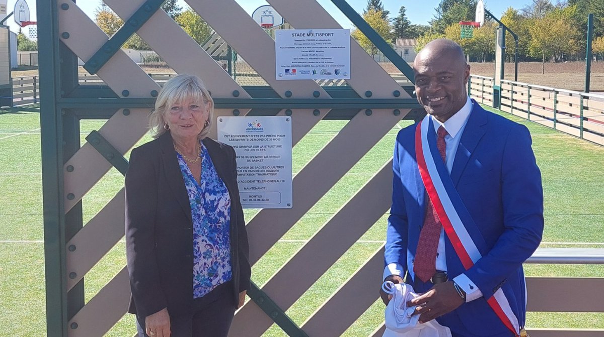 Prefet17's tweet photo. 🏀⚽️ #Sport | Véronique Schaaf, sous-préfète de #Saintes, a participé à l'inauguration du #citystade de #Montils.
👉 Lieu de vie et de rencontres, le citystade est un terrain d'entente convivial, en libre accès, dédié aux #sports. https://t.co/aWNYWyLd7p