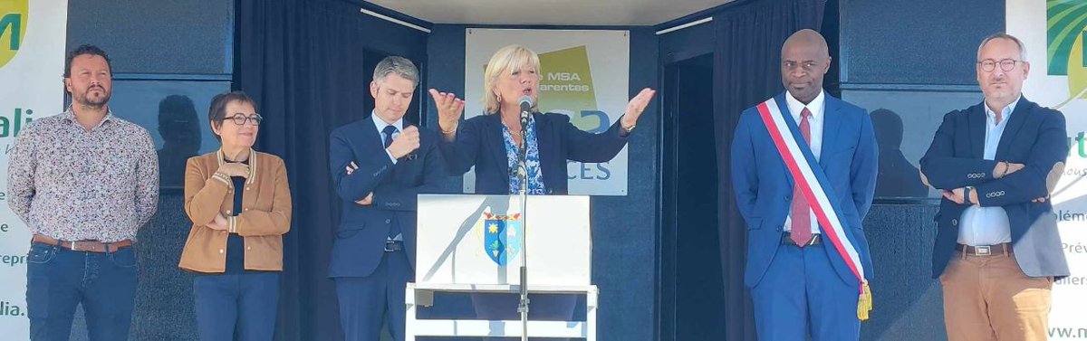 Prefet17's tweet photo. 🏀⚽️ #Sport | Véronique Schaaf, sous-préfète de #Saintes, a participé à l'inauguration du #citystade de #Montils.
👉 Lieu de vie et de rencontres, le citystade est un terrain d'entente convivial, en libre accès, dédié aux #sports. https://t.co/aWNYWyLd7p