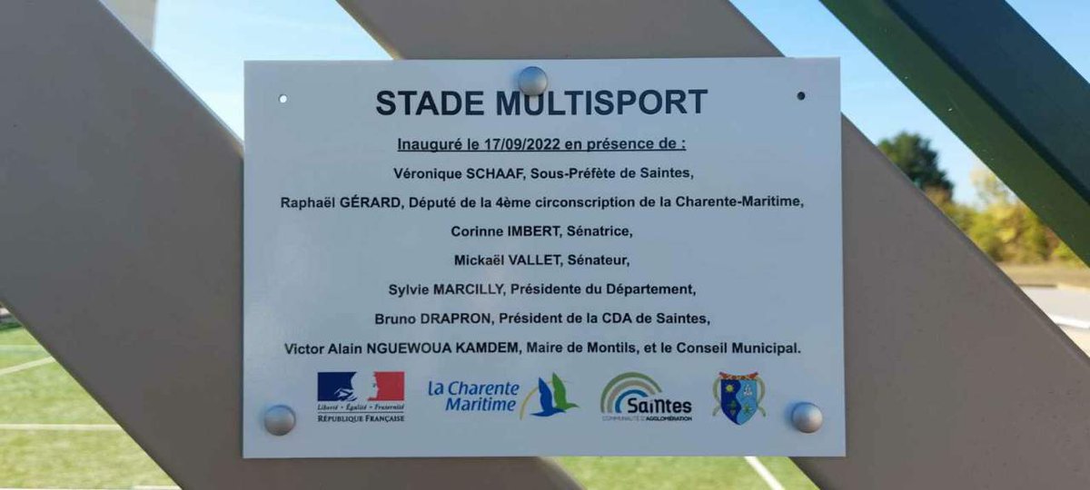 Prefet17's tweet photo. 🏀⚽️ #Sport | Véronique Schaaf, sous-préfète de #Saintes, a participé à l'inauguration du #citystade de #Montils.
👉 Lieu de vie et de rencontres, le citystade est un terrain d'entente convivial, en libre accès, dédié aux #sports. https://t.co/aWNYWyLd7p