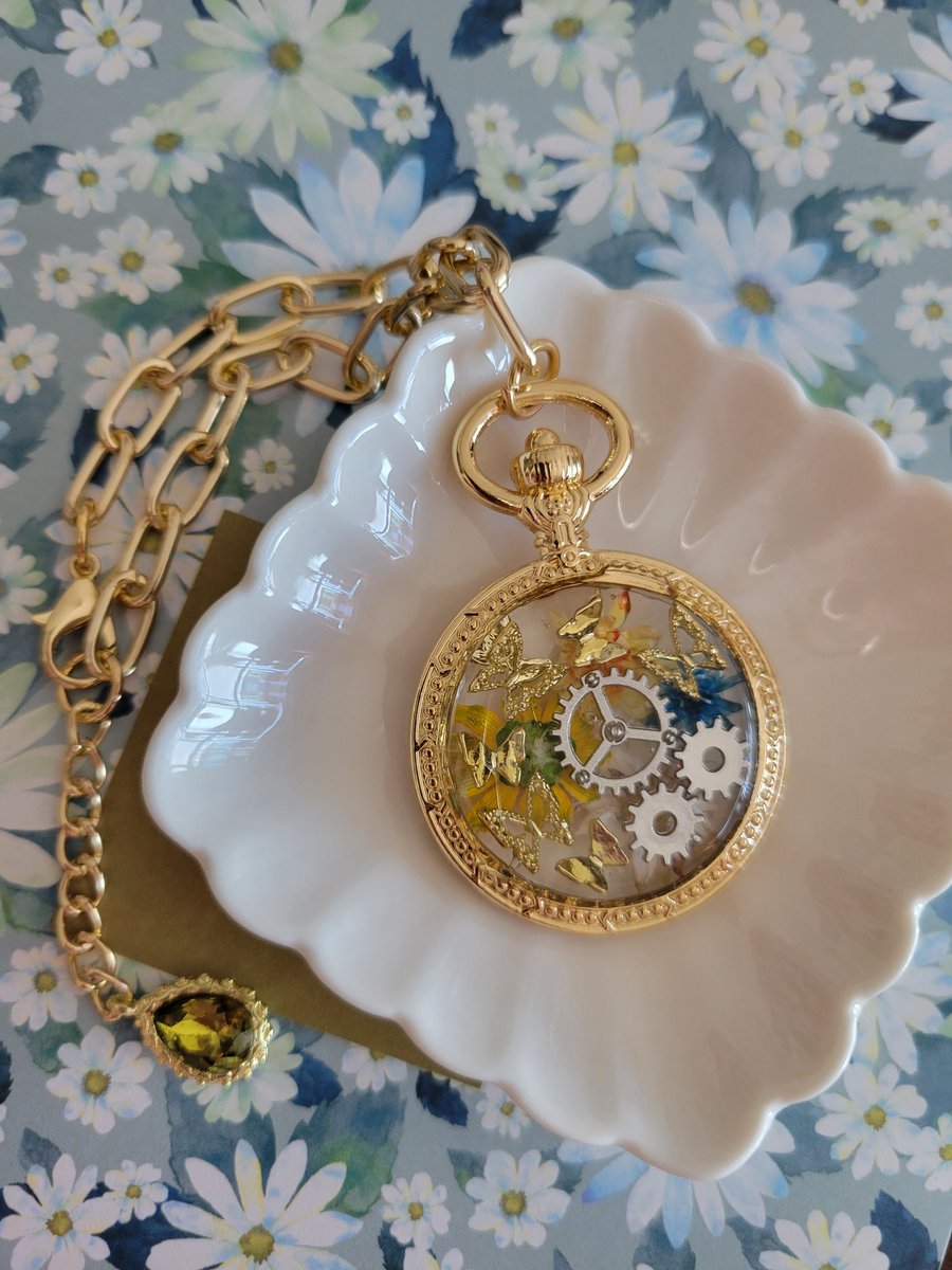 akuarand's tweet photo. 改めて自己紹介を大好きで素敵な皆様へ♡
アクアはレジンをずっと作っていて急にネイルチップに走りましたが(笑)
無事レジンに落ち着きましたが、レジンの着色にマニキュアを使いドライフラワーを使い小さな世界観を作りたいですヾ(●´∇｀●)ﾉ
#レジンアクセサリー  #マニキュア #ドライフラワー https://t.co/EG2tS1zle8