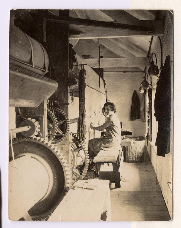 BeginsHistory's tweet photo. The Wilton carpet factory in Back Street, Fordingbridge, c.1930, courtesy of @HantsArchives.
Have you lived somewhere famous for designing/making something in particular? Is there someone you could #JustCall to reminisce?
https://t.co/iR4B840ikL
#HBAHDesign #EndLoneliness https://t.co/qltgX1w5MJ