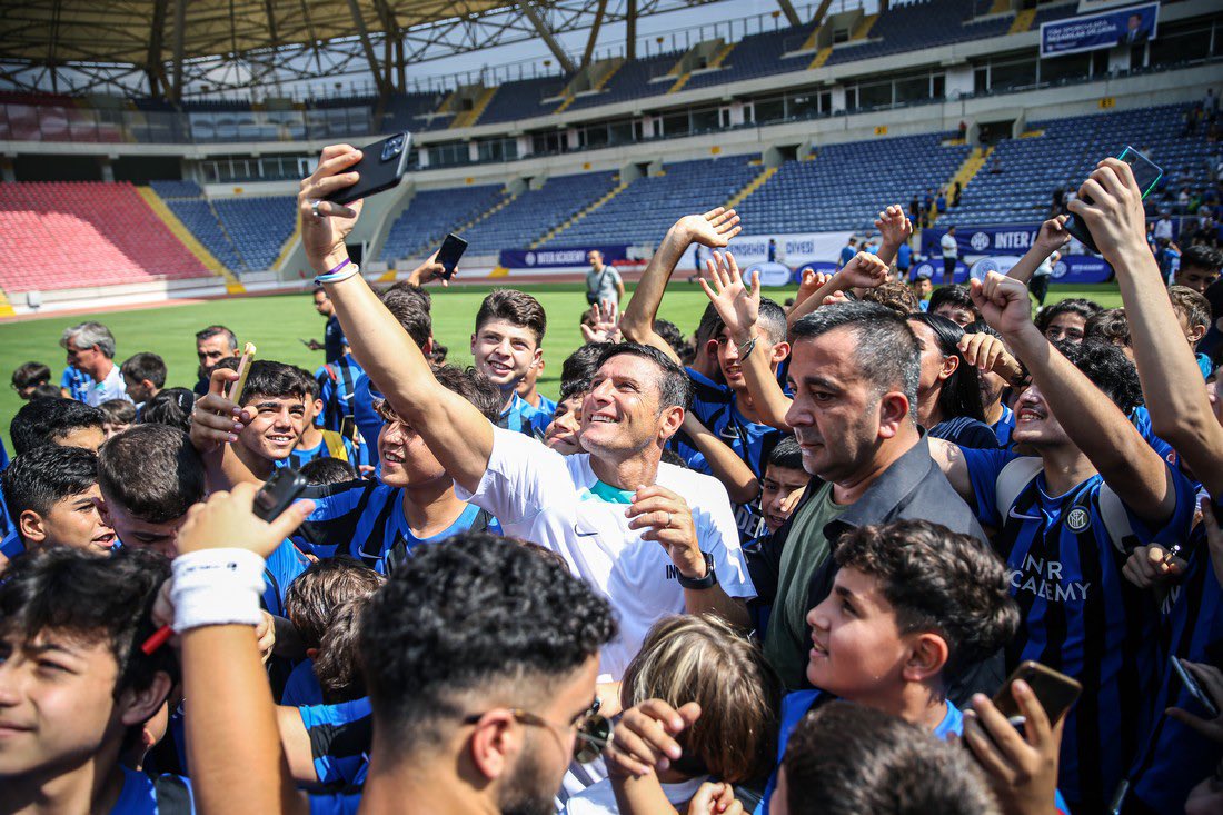 fortesports1's tweet photo. 🔵⚫ Inter'in Türkiye akademisi, Mersin'de antrenman etkinliği gerçekleştirdi. 

Inter İkinci Başkanı Javier Zanetti, yaklaşık 2 saat süren antrenman sonrası akademinin sporcularıyla fotoğraf çektirdi. https://t.co/fokK428biH