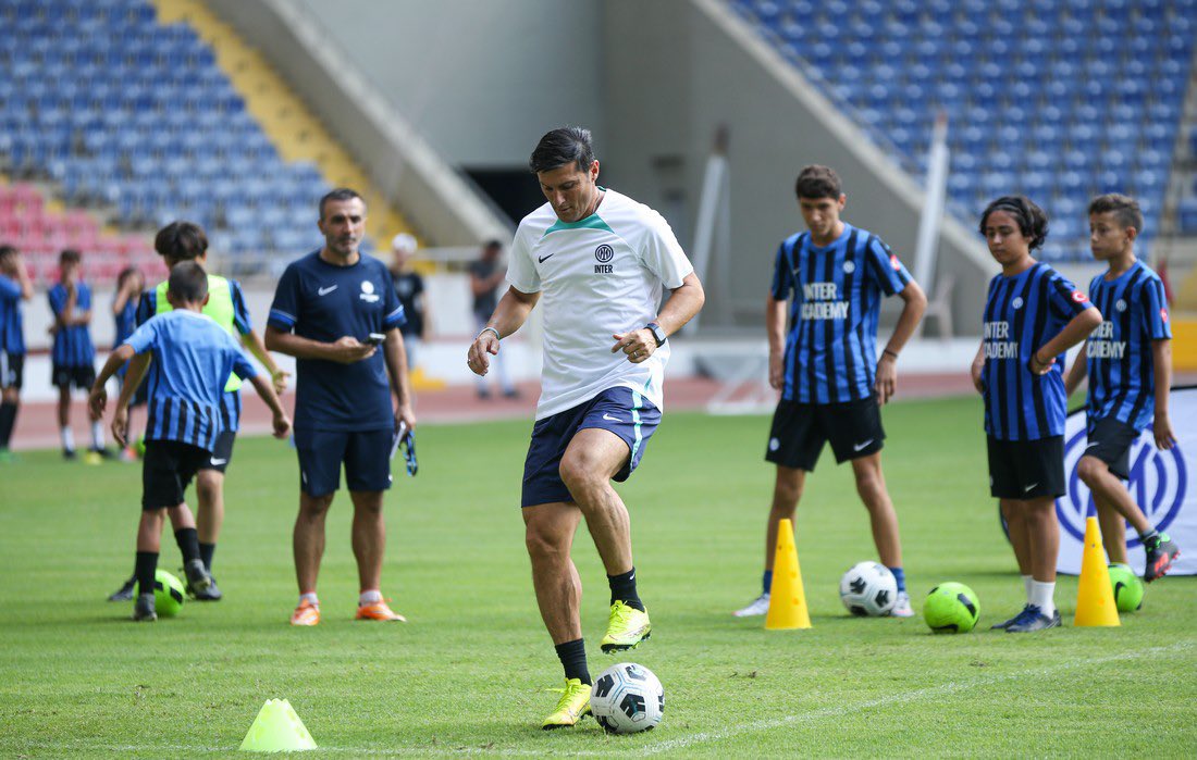 fortesports1's tweet photo. 🔵⚫ Inter'in Türkiye akademisi, Mersin'de antrenman etkinliği gerçekleştirdi. 

Inter İkinci Başkanı Javier Zanetti, yaklaşık 2 saat süren antrenman sonrası akademinin sporcularıyla fotoğraf çektirdi. https://t.co/fokK428biH