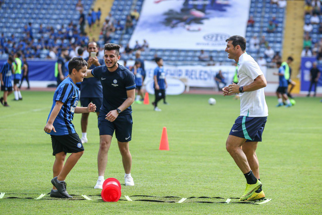 fortesports1's tweet photo. 🔵⚫ Inter'in Türkiye akademisi, Mersin'de antrenman etkinliği gerçekleştirdi. 

Inter İkinci Başkanı Javier Zanetti, yaklaşık 2 saat süren antrenman sonrası akademinin sporcularıyla fotoğraf çektirdi. https://t.co/fokK428biH