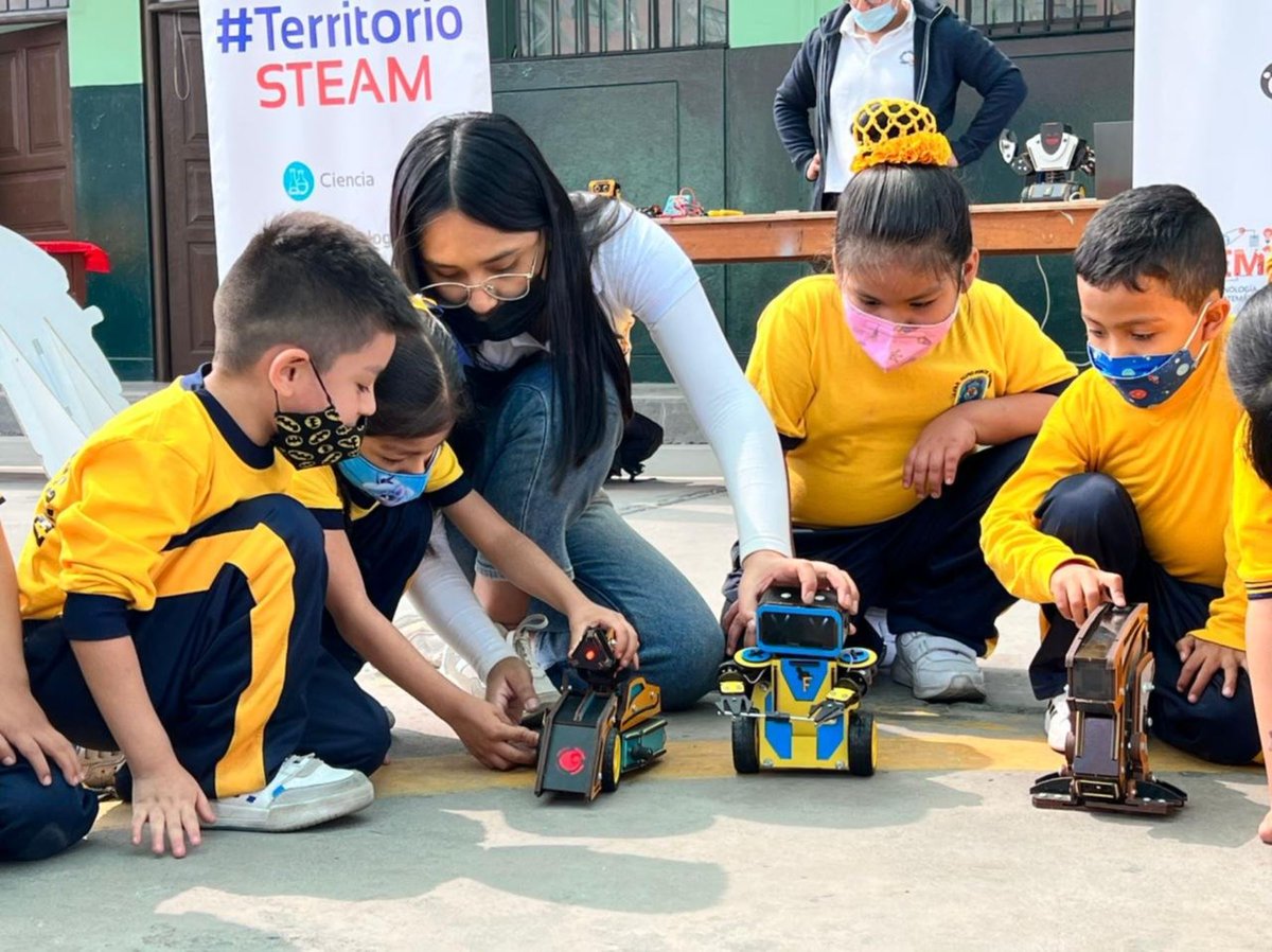 Agencia_Andina's tweet photo. 👾📚 La startup educativa Faraday Perú lanzó el programa gratuito “Imagina un robot por un día” para involucrar a los niños en la ciencia, tecnología e innovación a través de la creación del robot de sus sueños. https://t.co/syJ0s7qTHN 

✍Por @MaryoriePM https://t.co/ST2XEEj7Ex
