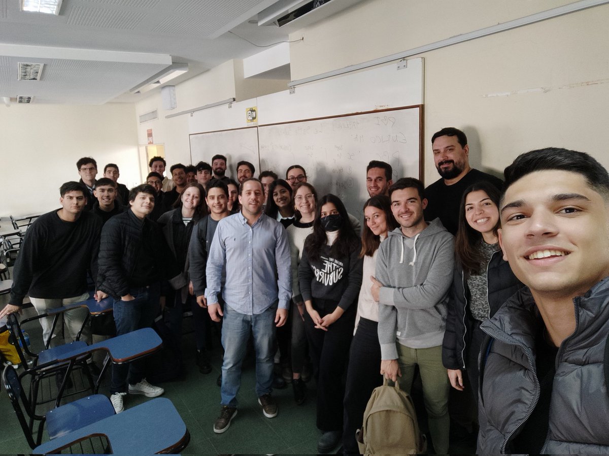 AlejandroDemel's tweet photo. Después de 12 años como docente de la @UBAeconomicas hoy di mi última clase en la materia Economía de la Energía!! Que emocionantes fueron mis últimos minutos a la hora de salir del edificio y mirar para atrás como pasó el tiempo!
Gracias por todo y a todos! Di lo mejor de mi! ❤️ https://t.co/zwW6jndHOH