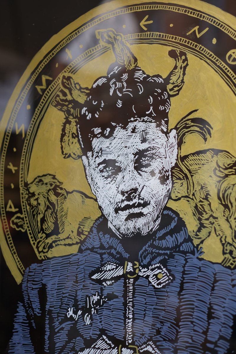 ⚔️ 𝕰𝖘𝖘𝖊𝖝 𝕯𝖔𝖌𝖘 ⚒️
.
2 months of work finally, over! Working with @headofzeus publishers I’ve designed the ten characters from @d_a_n_jones new book Essex Dogs. We’ve been travelling around the UK for weeks, painting book shops with this medieval ensemble of archers.