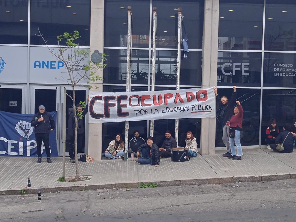CecaAtlantida's tweet photo. ¡CFE OCUPADO POR LA EDUCACIÓN PÚBLICA! ✊🏽✊🏾✊🏼 sumate a la lucha.
 @CeipaEnLucha @GenesisGaCeb @LiberRomero2 @UFCycfe @FenapesUruguay @fenapespando @SidfeUy @FenapesAtlantid @GremioZorrilla @gdelmiranda @IntersindicalO @PITCNT1 @JovenesPITCNT https://t.co/qFpqCtNhS3