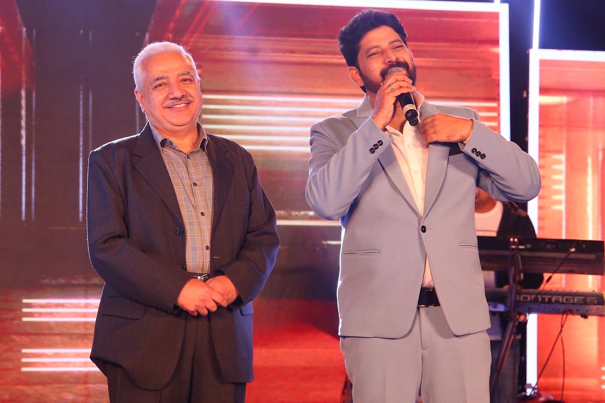 harishmoyal's tweet photo. It was such an amazing musical evening at Kashmir for @Legrand 🎹🎸🥁🎤🎶🎵 #band #kashmir #srinager #legrand #harishmoyal #hmlive  Thank you Mates We did a great teamwork https://t.co/FLHaw2YlTX