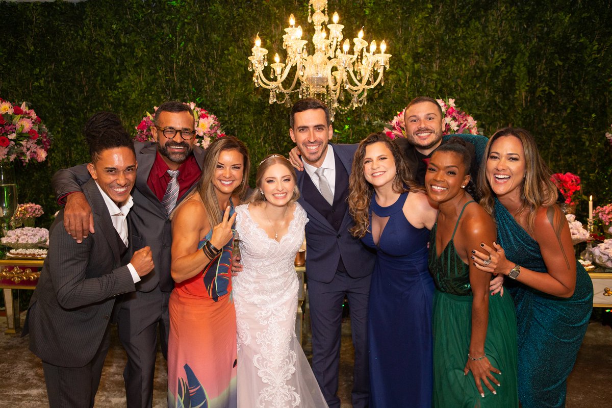 oleonardocorrea's tweet photo. Como é bom reunir parte desse elenco maravilhoso neste momento tão especial! @NoLimite @gshow #nolimite @guzareze @eucastropedro @vandi_ramiro @robertaterraf @cleciobarbosaof @VKreitchmann #patriciatome https://t.co/UbRqjrhAYX