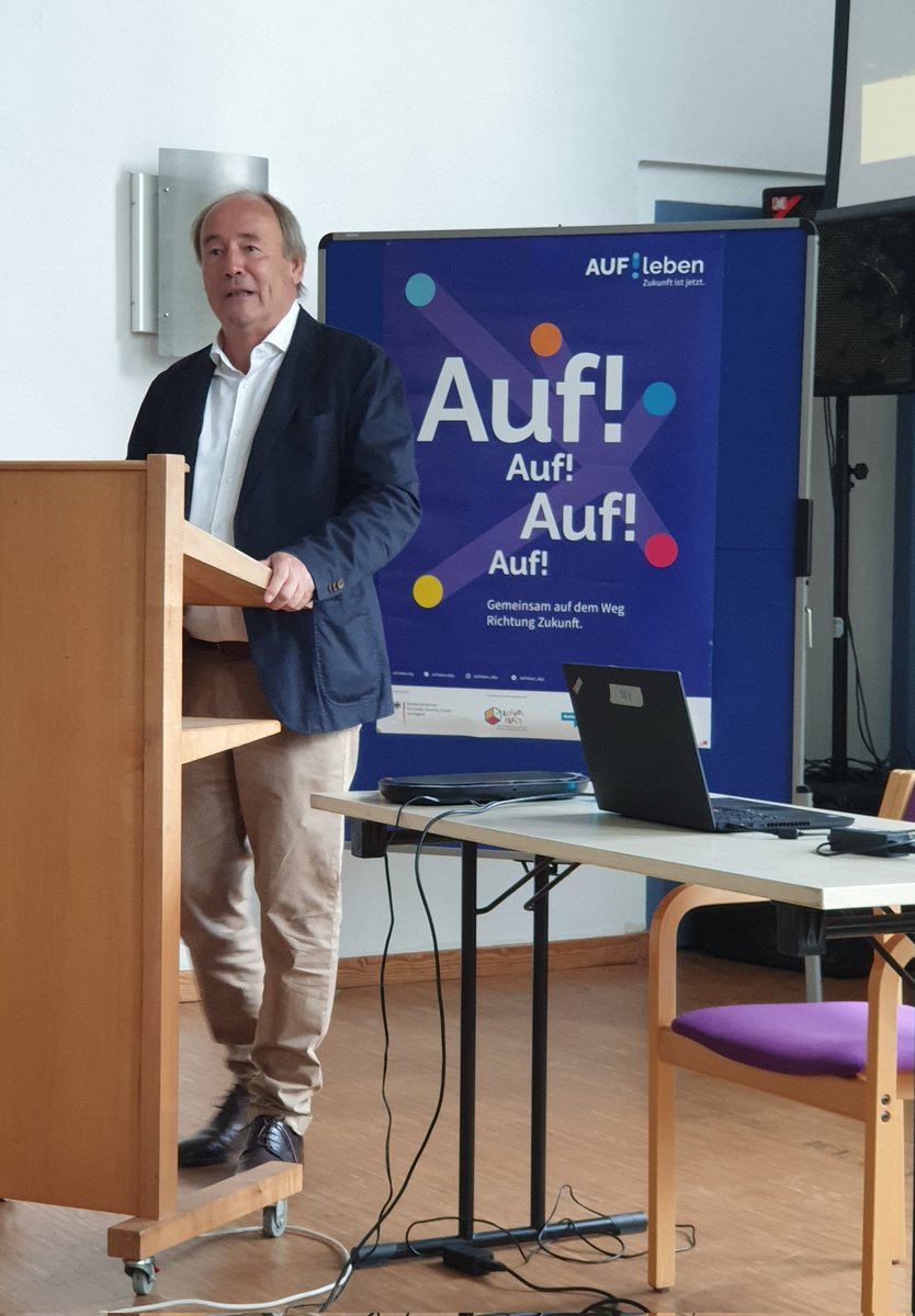 Umweltbildung's tweet photo. Prof. Dr. Ulrich Gebhard in seinem Vortrag: "Naturorte, die uns umgeben, sind ähnlich wichtig wie die Menschen, die uns umgeben - auch gute Orte sind für die Gesundheit relevant. Gutes Leben braucht auch gute Orte!"  

#Naturerfahrung 
#Naturerleben 
#GutesLeben
@AUFleben_dkjs https://t.co/TAQDt5Vjb3