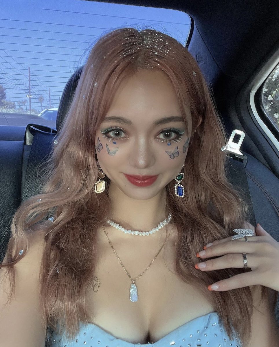 onumaaaaan's tweet photo. KIRA KIRA 🦋💎💘
フェスコーデ&amp;メイク♡ https://t.co/OcKJhWby1j