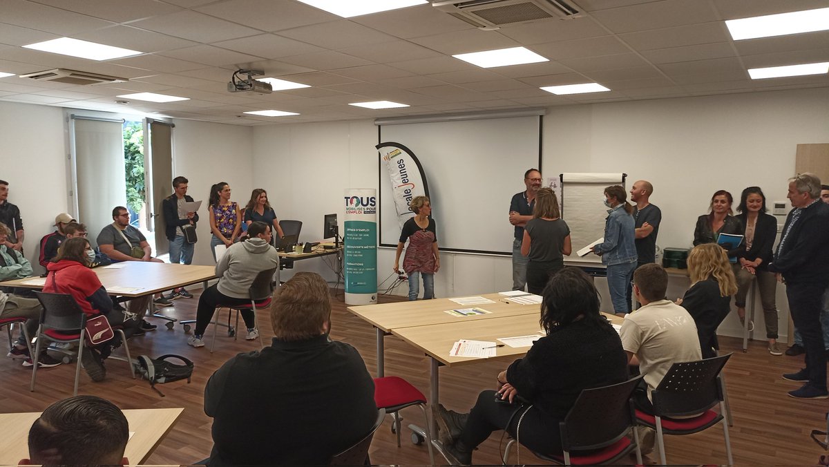 DroulinL's tweet photo. #Tousmobilisés #1jeune1solution, hier a eu  lieu au @poleemploi_oc #clermontlherault"la matinée de l'alternance"en collaboration avec @MLJcoeurdherault➡️une trentaine de jeunes ont participé à 2 tables rondes sur l'alternance et rencontré 6 employeurs 👍 #synergie #partenariat https://t.co/vVUnh7ZwJB