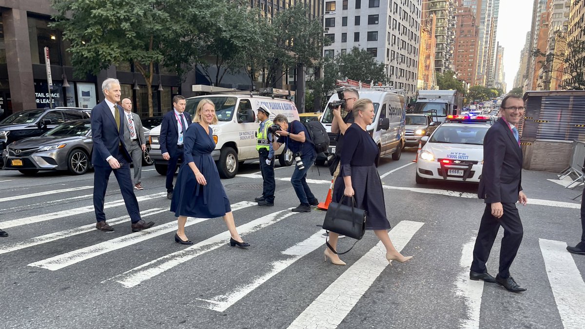 Tok en Beatles på vei til FN. I dag åpner FNs hoveddebatt i New York. <a href="/jonasgahrstore/">Jonas Gahr Støre</a> <a href="/AHuitfeldt/">Anniken Huitfeldt</a> <a href="/AnneBeathe_/">Anne Beathe Tvinnereim</a> og <a href="/EspenBarthEide/">Espen Barth Eide</a> på plass på verdens største møteplass. Det henger et alvor over årets hovedforsamling, da må man unne seg litt moro på den tradisjonelle gåturen