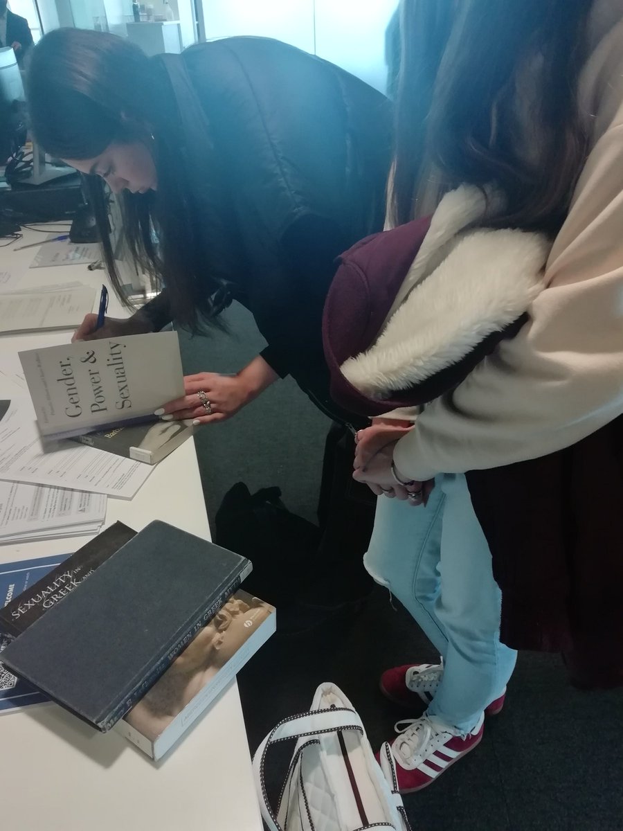 Huge thanks to Librarian Alyson and her team @aberdeenunilib for our first visit since 2019 and for the haul of resources our S6 pupils are returning to school with. Especially as this is day one for Aberdeen University students. What a great learning experience for #teamEA. 👏